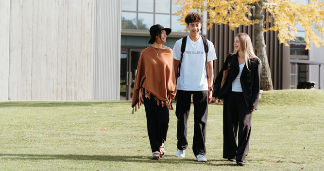 Toi Ohomai students walking around campus