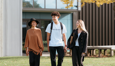 Toi Ohomai students walking around campus