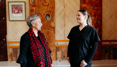 Te Reo Māori student talking to Kaitiaki Māori (Wahine)