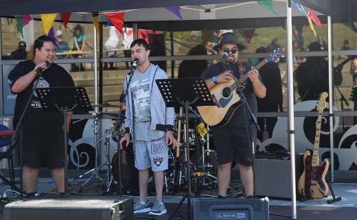Jayke Hopa (centre)